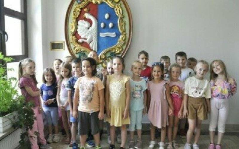 Przedszkolaki z ZSP w Kętach Podlesiu z wizytą w kęckim magistracie