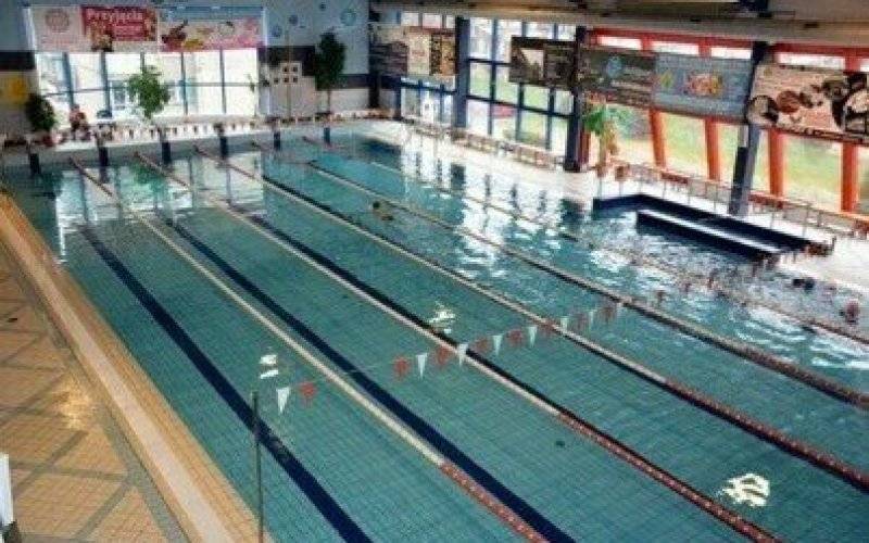 Obłożenie pływalni, rezerwacje torów i małego basenu w okresie wakacyjnym