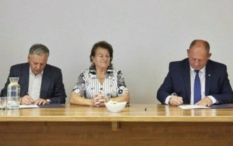 Ponad 135 tys. zł dla Miejsko-Gminnej Spółki Wodnej w Kętach. Wojewoda podpisał umowy o dofinansowanie