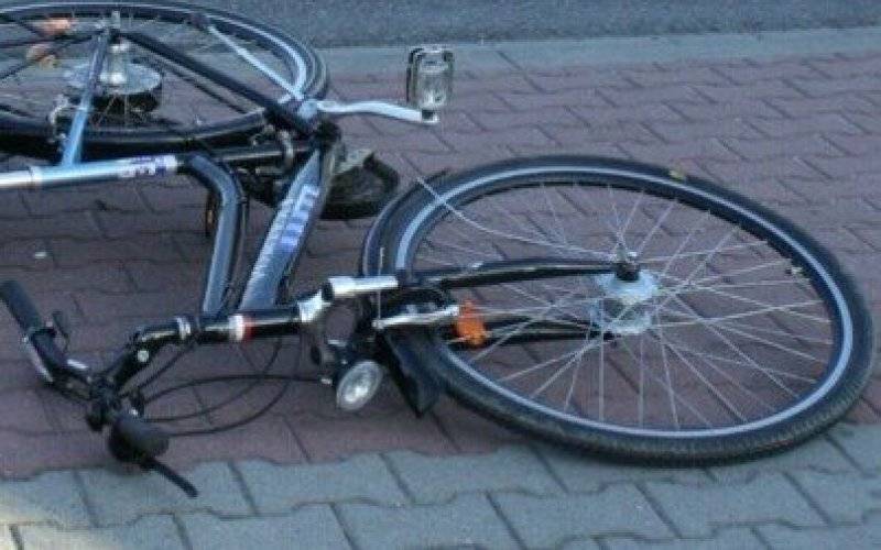 Wypadek drogowy rowerzysty. Poszukiwany kierowca i świadkowie zdarzenia