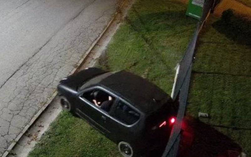 Witkowice: Ciemne seicento uderzyło w płot. Poszukiwany kierowca
