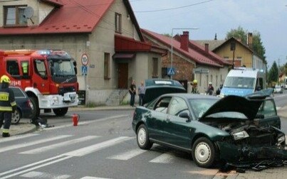Zderzenie dwóch samochodów, pięcioro poszkodowanych