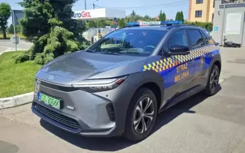 Straż Miejska w Kętach z nowym pojazdem elektrycznym