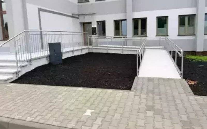 Nowe schody i podjazd – ważna inwestycja zrealizowana przy domu pogrzebowym