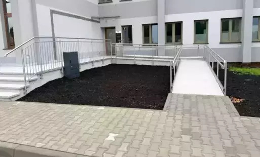 Nowe schody i podjazd – ważna inwestycja zrealizowana przy domu pogrzebowym