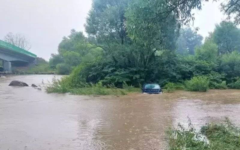 Samochód w rzece Sole na wysokości Łęk - pilna interwencja służb
