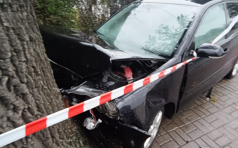 Samochodem osobowym uderzyła w drzewo – ZDJĘCIA!