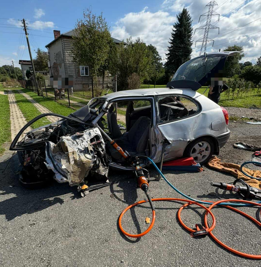 Tragiczny wypadek drogowy – nie żyje kierowca samochodu osobowego