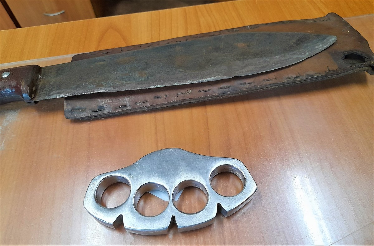 Policjanci zatrzymali parę domowych agresorów. Mieli przy sobie kastet i maczetę