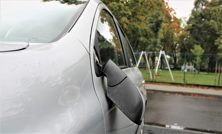 12 kolizji drogowych w kilkanaście godzin. Policjanci zalecają zmniejszenie prędkości oraz koncentrację podczas jazdy