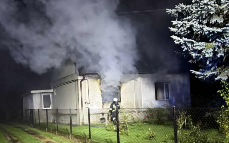 Pożar domu we Włosienicy. Mężczyzna walczy o życie