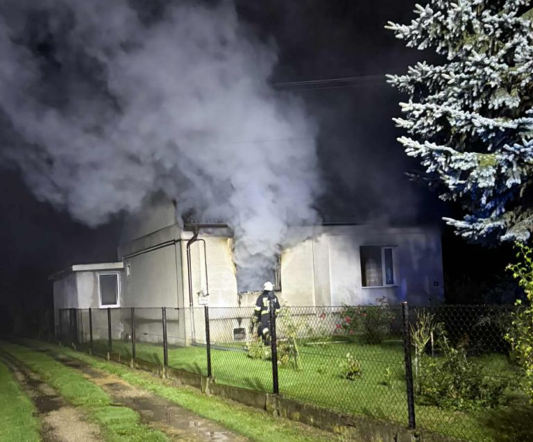 Pożar domu we Włosienicy. Mężczyzna walczy o życie