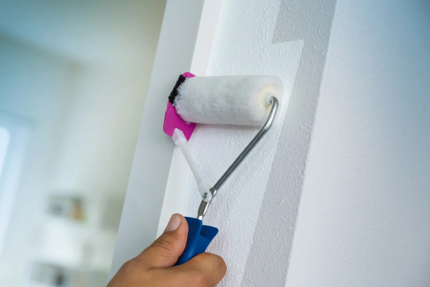 Wałek do sufitu: jak wybrać i nie zwariować przy malowaniu?