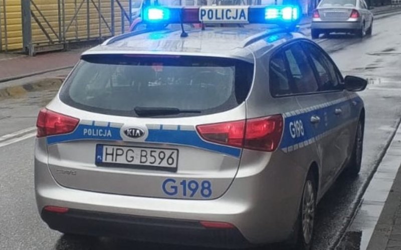 Policjanci drogówki udzielili pierwszej pomocy seniorce, która zasłabła na przystanku autobusowym