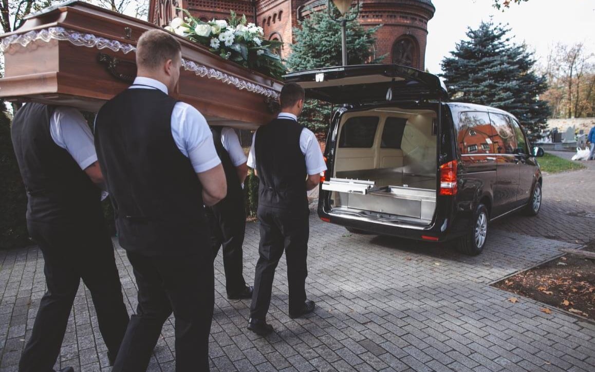 Jakie usługi oferuje zakład pogrzebowy podczas organizacji ceremonii?