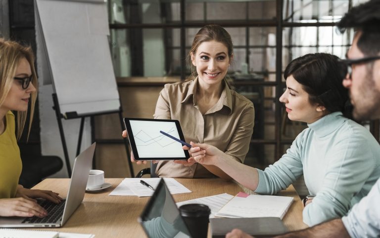 Dlaczego polskie firmy coraz częściej korzystają z outsourcingu kadrowego?