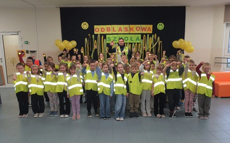 „Odblaskowa Szkoła”. Policyjna prelekcja o bezpieczeństwie i służbie policjanta na rzecz społeczeństwa