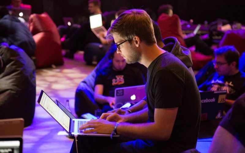 Nowe trendy w zachowaniach klientów – wpływ technologii