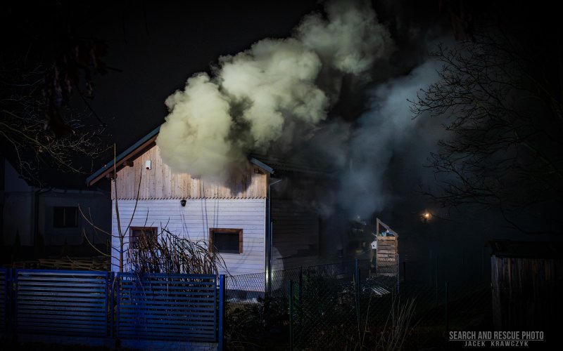 Pożar budynku drewnianego w Porębie Wielkiej – FOTO, FILM!
