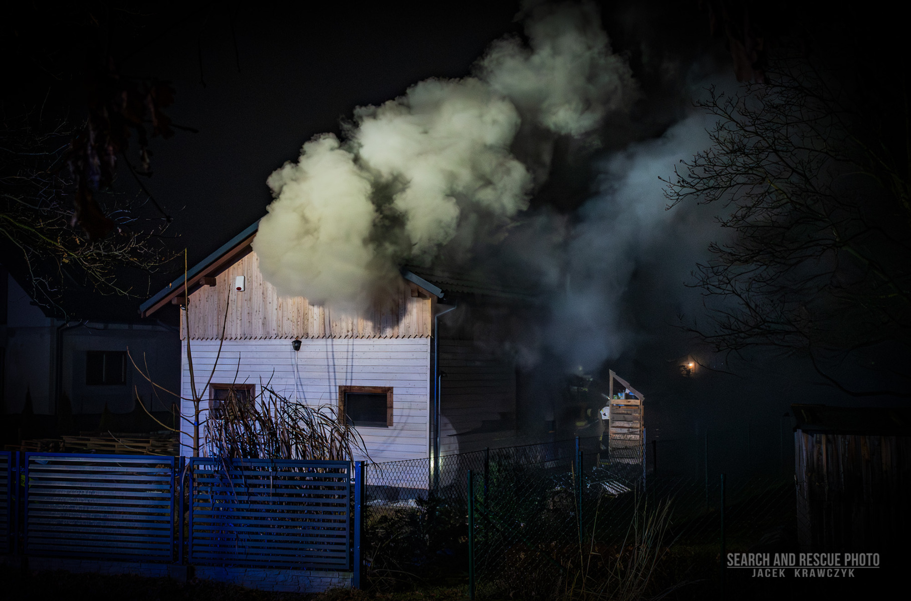Pożar budynku drewnianego w Porębie Wielkiej – FOTO, FILM!