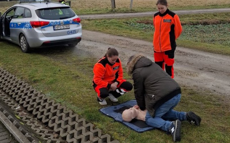 Policjanci oraz uczennice powiatowej „6″ uczyli bezpieczeństwa oraz pierwszej pomocy w ramach akcji „Bezpiecznej Drogi na Święta 2025″