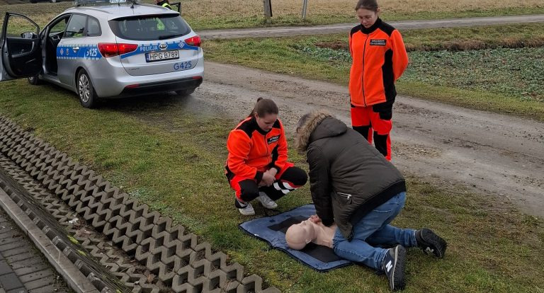 Policjanci oraz uczennice powiatowej „6″ uczyli bezpieczeństwa oraz pierwszej pomocy w ramach akcji „Bezpiecznej Drogi na Święta 2025″
