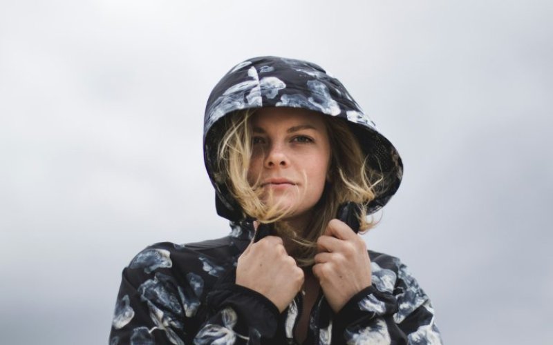 Kurtka z kapturem – praktyczny wybór na nieprzewidywalną pogodę