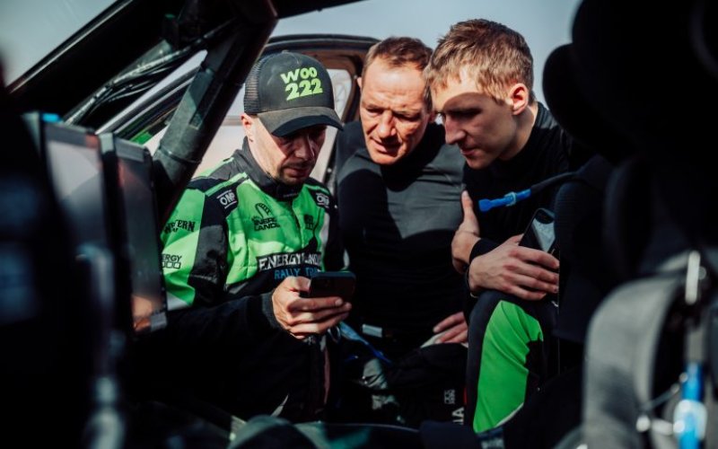 Walka z nawigacją w sercu pustyni. Bardzo dobry etap w wykonaniu Eryka Goczała i Szymona Gospodarczyk