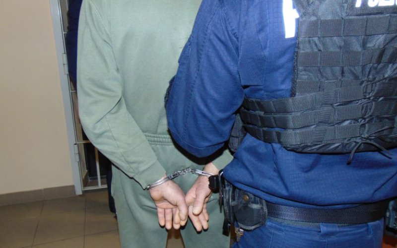 Recydywista z zarzutem włamania do szpitalnego automatu z kawą