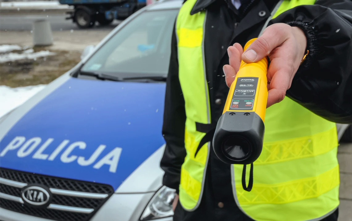 Mając w organizmie 3,7 promila alkoholu w samochodzie wiózł żonę oraz dwoje nastoletnich dzieci