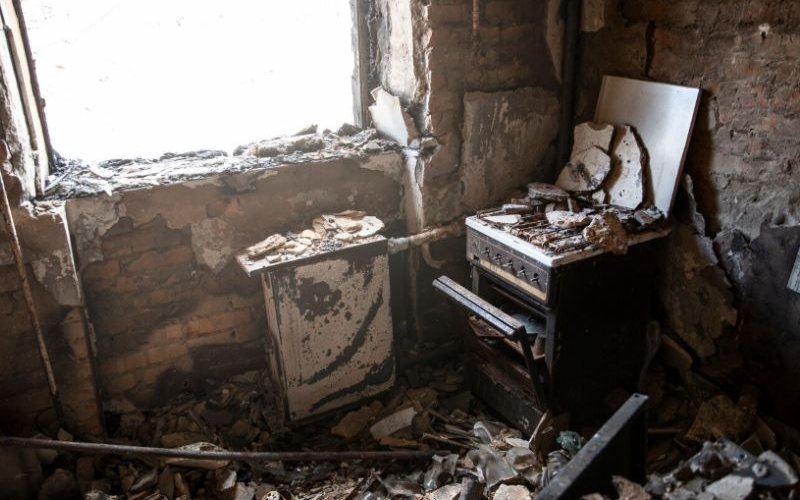 Toksyny w dymie i sadzy – dlaczego sprzątanie po pożarze wymaga środków ochrony osobistej?