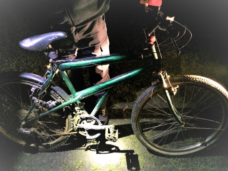 Poszukiwany zatrzymany podczas nocnej jazdy na rowerze   