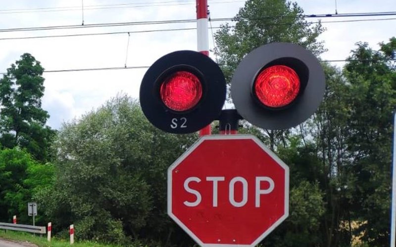 Niebezpieczne zdarzenie na przejeździe kolejowym