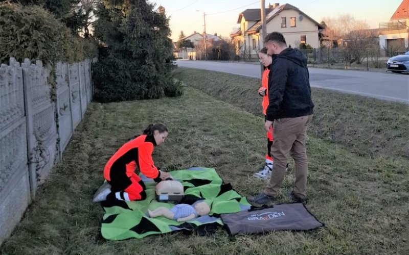 Lekcja udzielania pierwszej pomocy, edukacyjnym prezentem dla kierujących, z okazji Dnia Kobiet i Dnia Mężczyzn