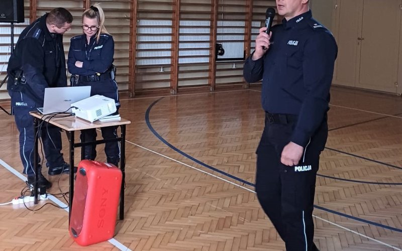 Komendanci Komisariatu Policji w Kętach spotkali się z maturzystami z PZ nr 9 w Kętach