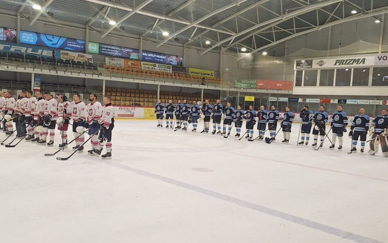 Trzej oświęcimscy policjanci w policyjnej drużynie hokejowej na Mistrzostwach Świata Policjantów