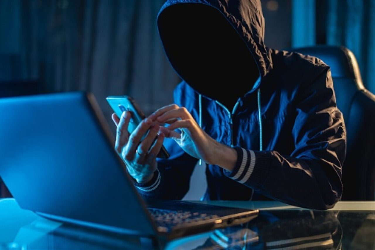 Chełmek. Uwierzył w szybki zysk z inwestycji. 21-latek stracił blisko 14 tys. zł