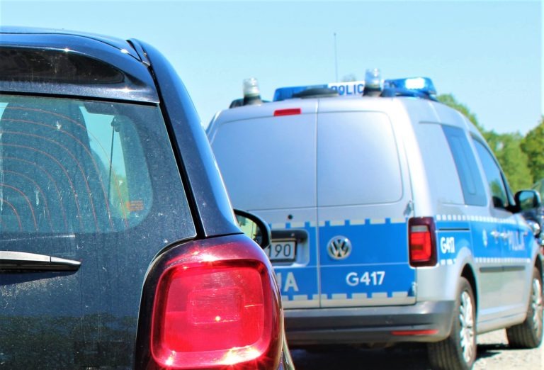 Jechał samochodem jak nietrzeźwy. Okazało się, że doznał udaru