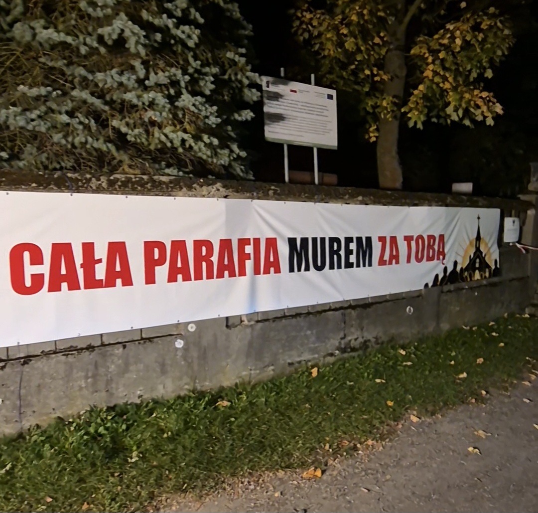 Grojec. Odwołanie proboszcza, protest parafian, blokada kościoła i nocna ewakuacja biskupa. Co wydarzyło się w parafii św. Wawrzyńca?