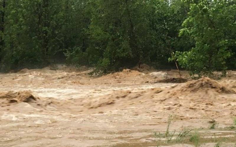 Przerwany wał, na miejsce skierowano strażaków JRG Oświęcim. ZDJĘCIA !