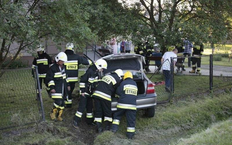 Nietrzeźwy kierowca stracił panowanie nad pojazdem i uderzył w ogrodzenie. ZDJĘCIA !