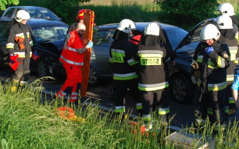 Zderzenie trzech samochodów na DK44 we Włosienicy. ZDJĘCIA !