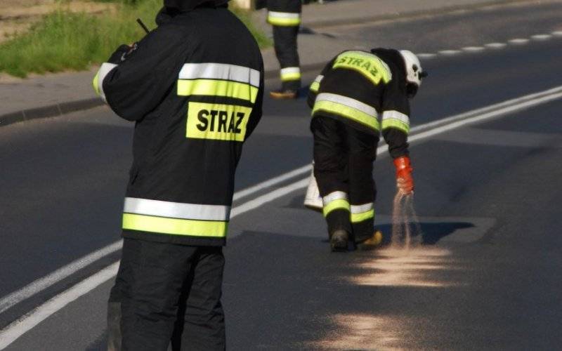 Plama substancji ropopochodnej na trasie DK44. ZDJĘCIA !