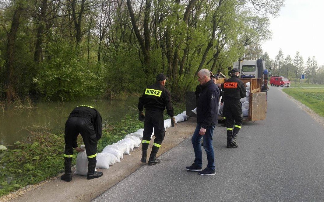 Soła przekroczyła stan alarmowy. Intensywne prace strażaków. ZDJĘCIA !