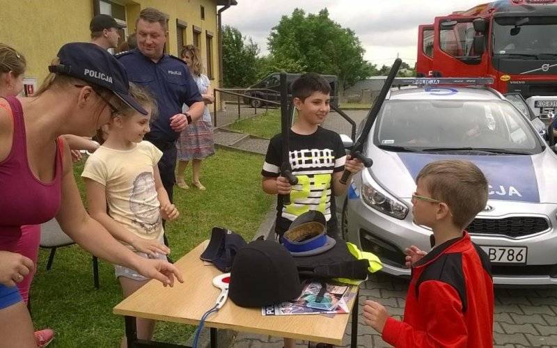 Policjanci promują bezpieczeństwo na piknikach rodzinnych. ZDJĘCIA !