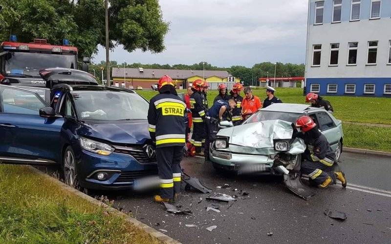 Dwa samochody zderzyły się na ul.Garbarskiej w Oświęcimiu. ZDJĘCIA !