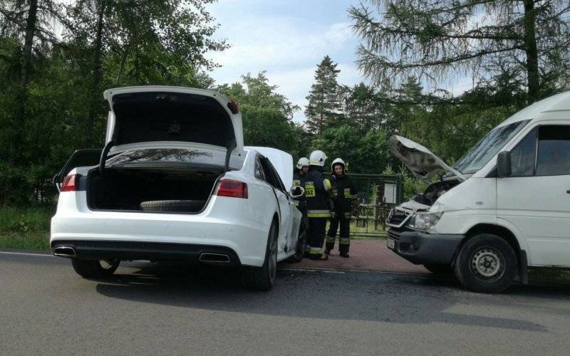 Zderzenie samochodu dostawczego z Audi A6 w Kętach. ZDJĘCIA !