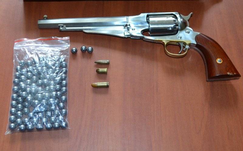 Groził rodzinie rewolwerem. Został zatrzymany przez Policje. ZDJĘCIA !