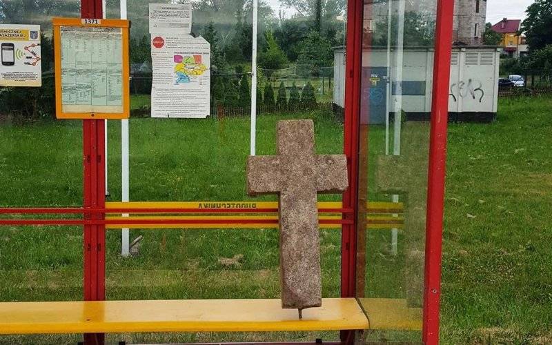 Policja ustala czy doszło do profanacji na oświęcimskim przystanku autobusowym ?! ZDJĘCIA !