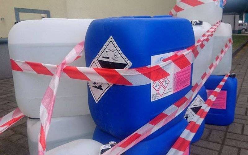 Pojemniki z podchlorynem sodu zagrażały przechodniom w Brzeszczach. ZDJĘCIA, FILM !